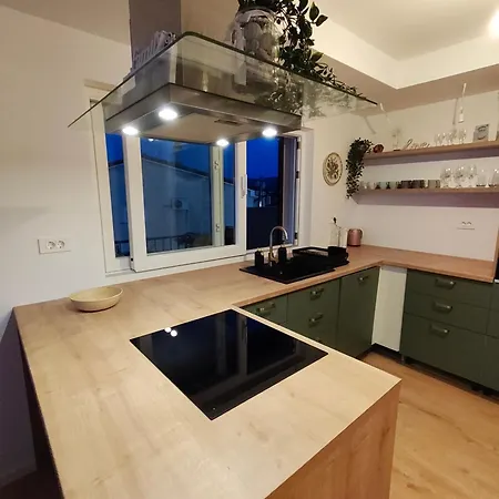 Ema & Jakov Apartman Sreser